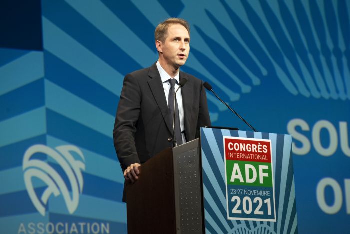 Vue de Julien Laupie, secrétaire générale de l'Association dentaire française, lors de son discours de conclusion de la séance inaugurale du Congrès ADF 2021.