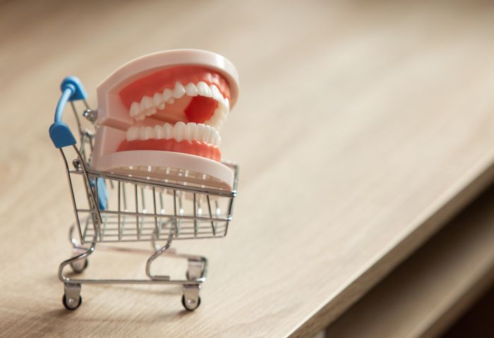 Image d'un dentier dans un caddy pour illustrer l'achat de patientèle d'un cabinet dentaire