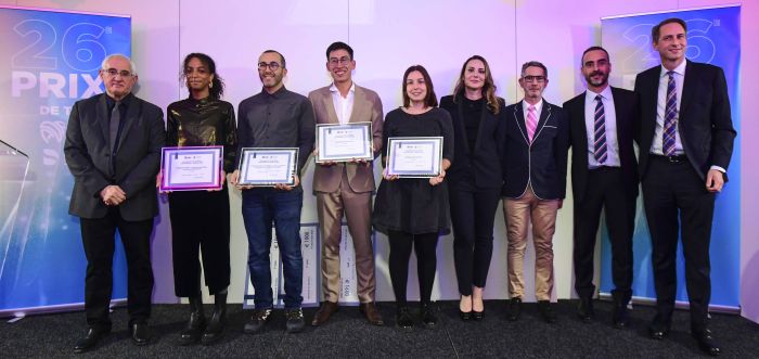 Les quatre lauréats 2023 : Estelle Sarr, Hamed Smida, Romain Bui et Chloé Pasquier entourés par Jean Valcarcel, Dorothée Louis-Olszewski, Doniphan Hammer, François Loiseau et Julien Laupie