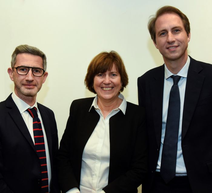 Photo de groupe des secrétaires généraux de l'ADF, Doniphan Hammer et Julien Laupie, avec le Trésorier général de l'Association, Sophie Dartevelle.