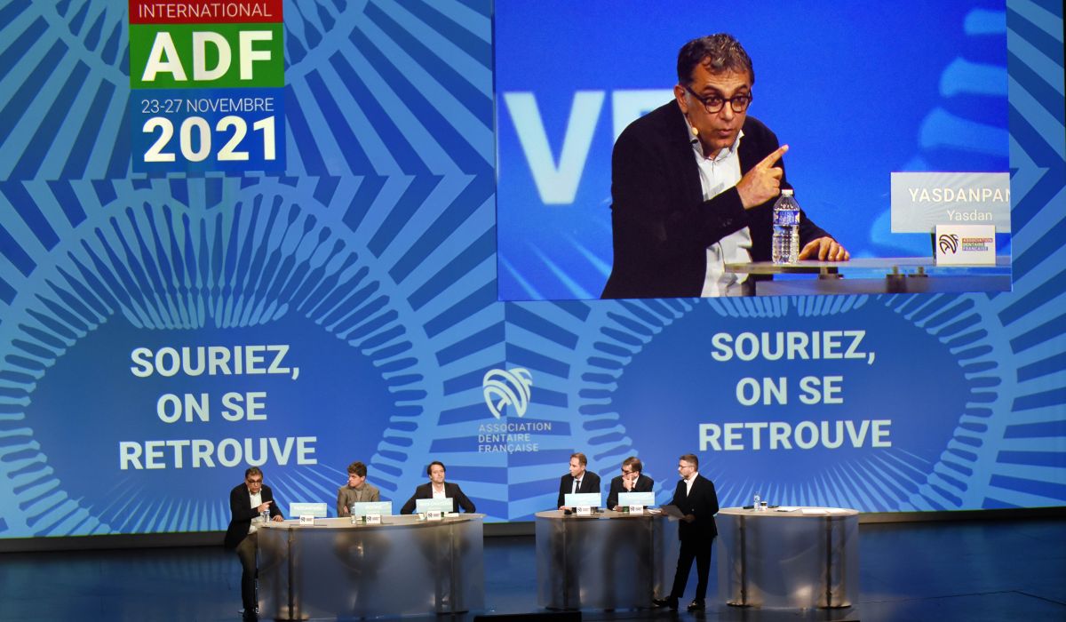 Tous les participants de la séance inaugurale du Congrès de l'ADF 2021 "COVID-19, bilan et perspectives : quels enseignements pour la profession dentaire ?" sur la scène du Grand Amphithéâtre du Palais des Congrès de Paris - Yazdan Yazdanpanah, Gaspard Koenig, Stanislas Niox-Chateau, Julien Laupie et Joël Trouillet. Séance animée par Thierry Guerrier.